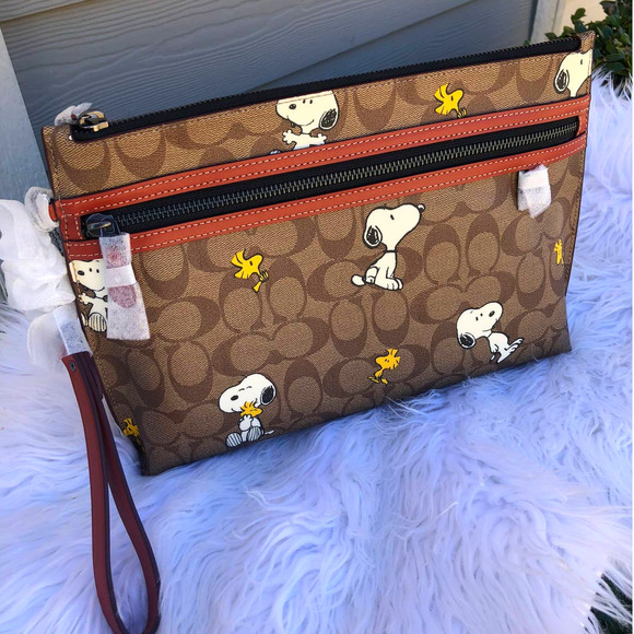 New Coach Men Bag  Carry All Pouch In Signature Canvas With Snoopy Cartoon Poppy - Picture 1 of 6